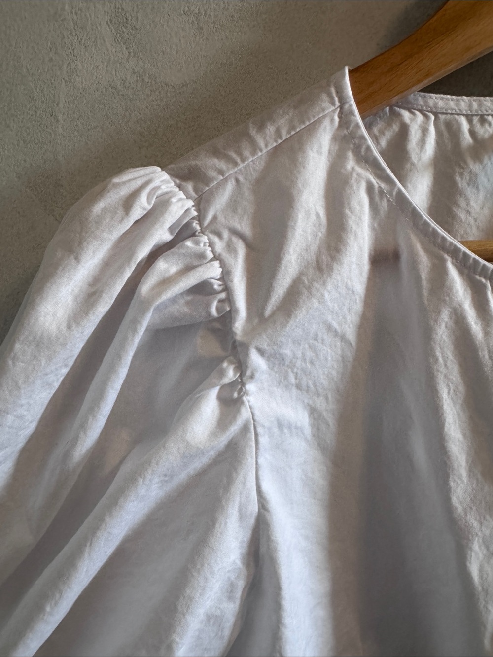 GAP - Women’s White Button-Up Blouse with Puff Sleeves - Picture 4 of 6